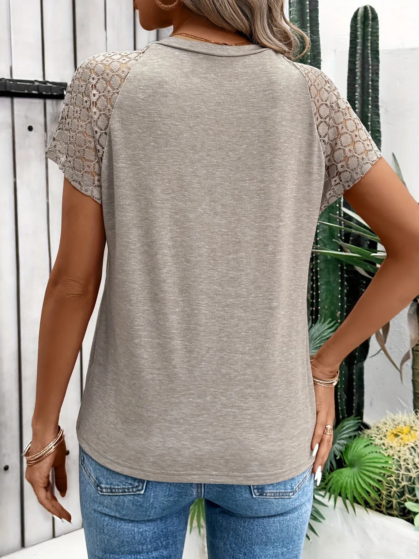 Charming Contrast Lace T-shirt - Comfortable Crew Neck, Timeless Solid Colors, Short Sleeves for Spring & Summer - A Must-Have Womens Wardrobe Staple