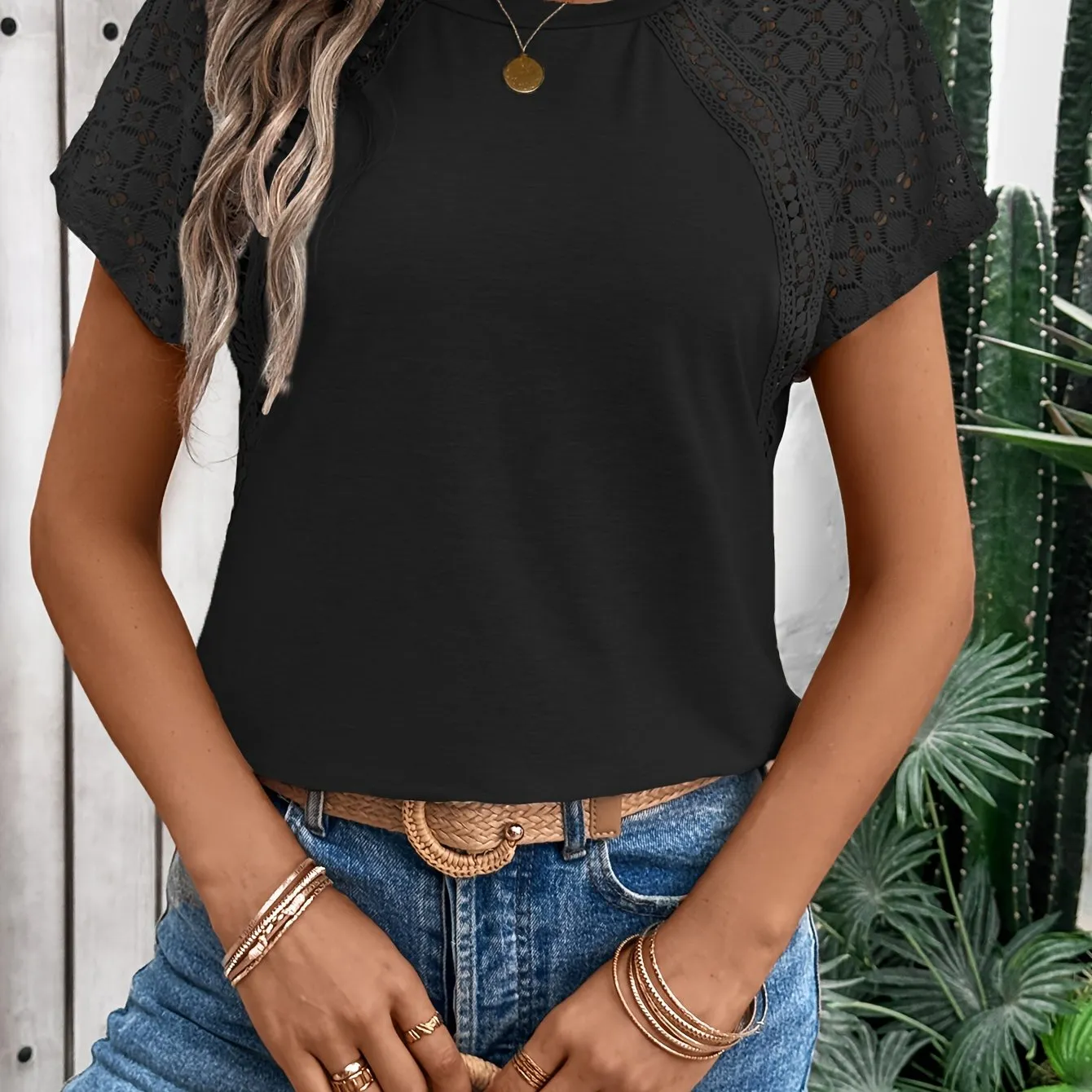 Charming Contrast Lace T-shirt - Comfortable Crew Neck, Timeless Solid Colors, Short Sleeves for Spring & Summer - A Must-Have Womens Wardrobe Staple